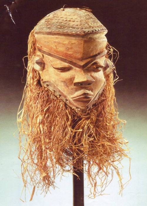 Pende Pumbu Mask